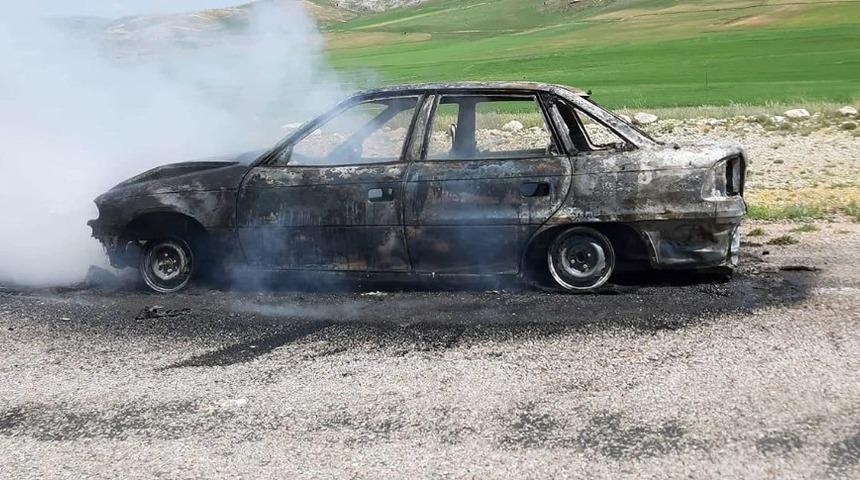 Otomobil alev alev yandı