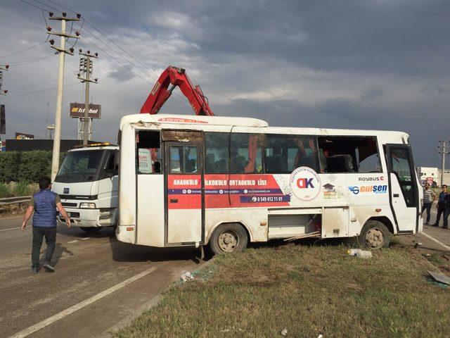 Bursa'da servis midibüsü devrildi: 10 yaralı - Yeniden