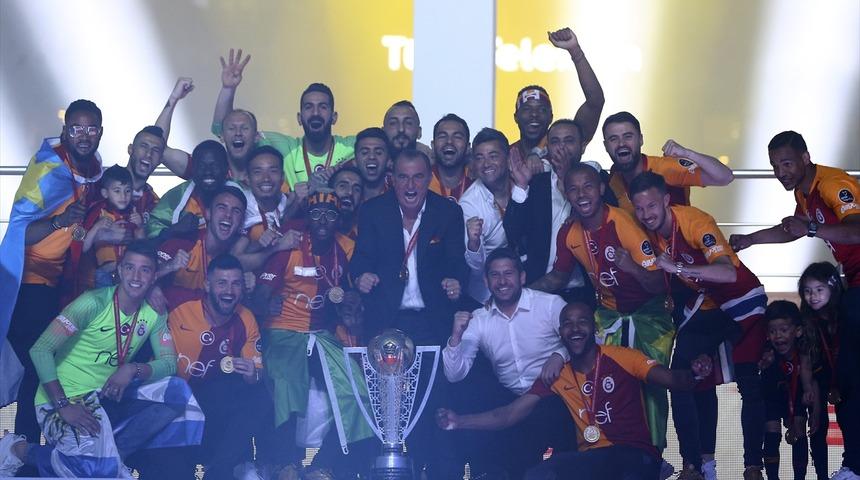 Galatasaray 22. şampiyonluk kupasını kaldırdı