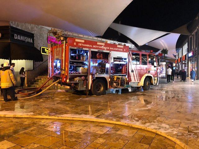 Alışveriş merkezini yoğun duman kapladı