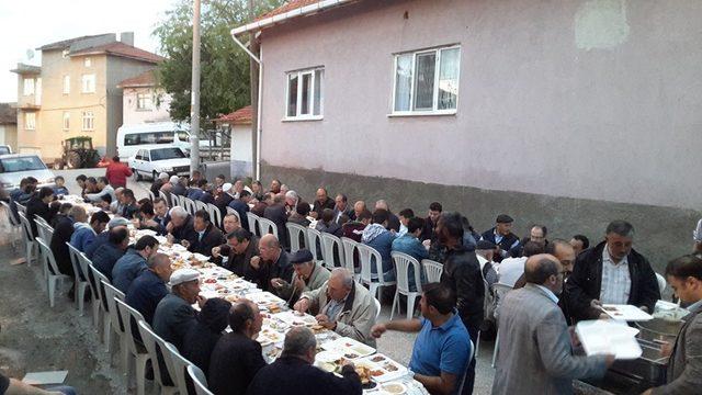 Köy muhtarından 400 kişilik iftar yemeği