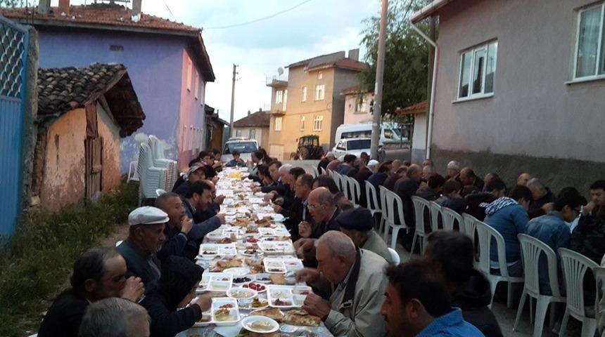 K&ouml;y muhtarından 400 kişilik iftar yemeği