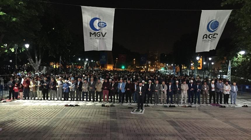 Ayasofya Meydanı'nda "Fetih Namazı" etkinliği