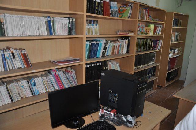 Sumbas’ta kütüphaneye kitap ve bilgisayar desteği