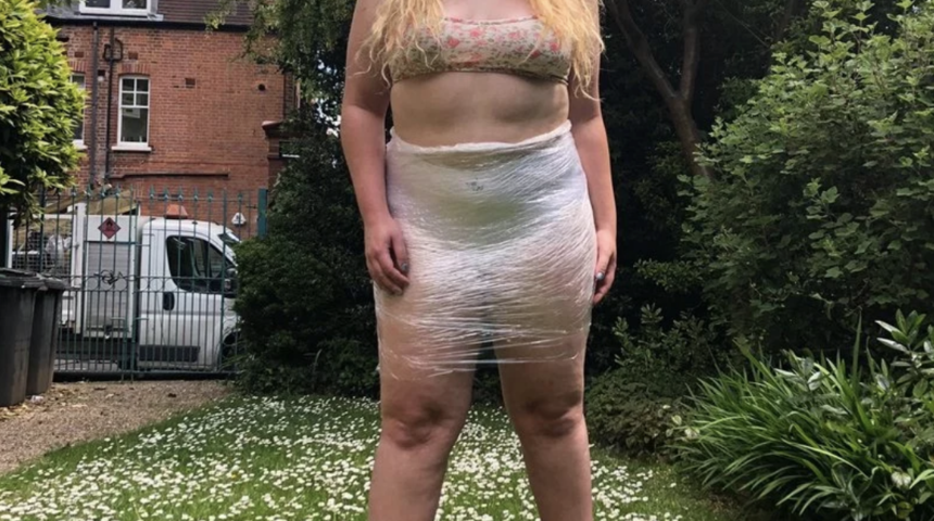 Şeffaf kıyafet modası tepki çekti, kendini şeffaf folyoya sardı