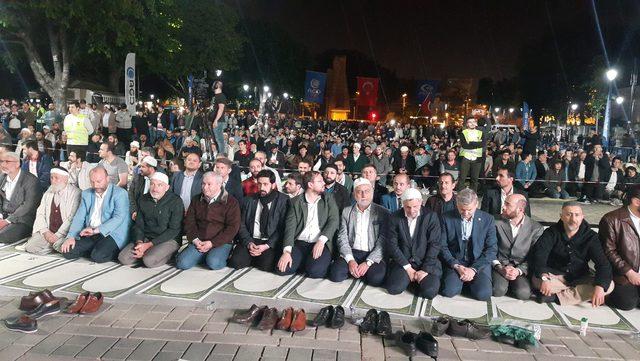 (Yeniden) - Anadolu Gençlik Derneği'nden Ayasofya Müzesi önünde namaz