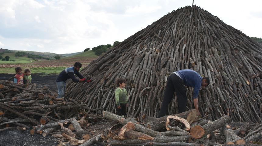 Zorlu şartlarda mangal kömürü üretiyorlar