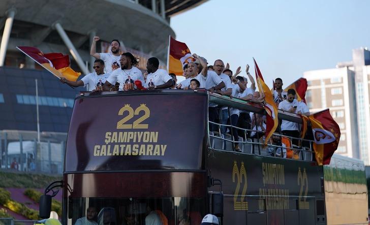 Sarı-kırmızılı ekibin şampiyonluk kutlamalarına katılmayan Senegalli futbolcu, Galatasaray kafilesinin kutlamalar için Türk Telekom Stadyumu'na gittiği esnada arabasıyla olan fotoğraflarını paylaşarak ''İyi günler'' notunu düştü.