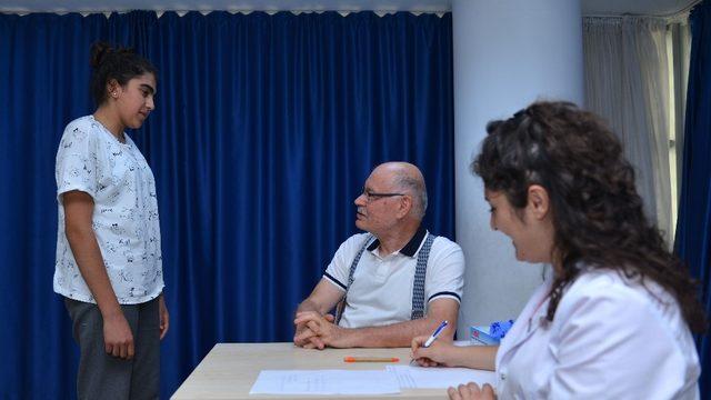 Öğrencilere skolyoz taraması