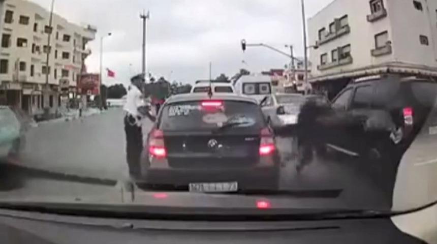 Polisin g&ouml;z&uuml; &ouml;n&uuml;nde hırsızlık yaptı, polisin tavrı tepki &ccedil;ekti