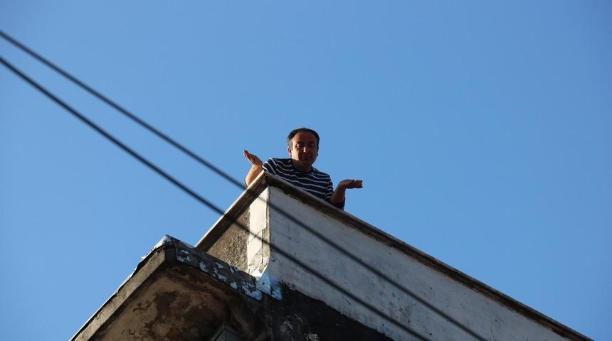 Yer: Kadıköy! Havalı tüfekle çatıya çıktı, polisi harekete geçirdi