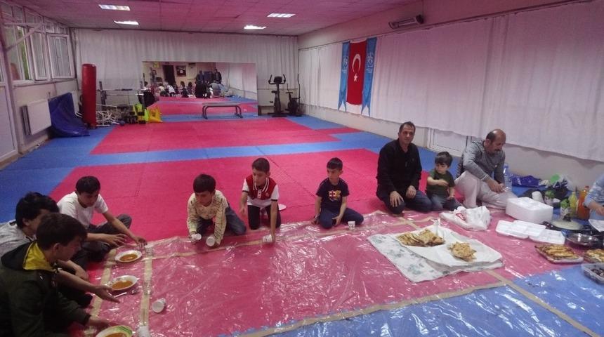 Karateciler iftar sonrasında buluştu