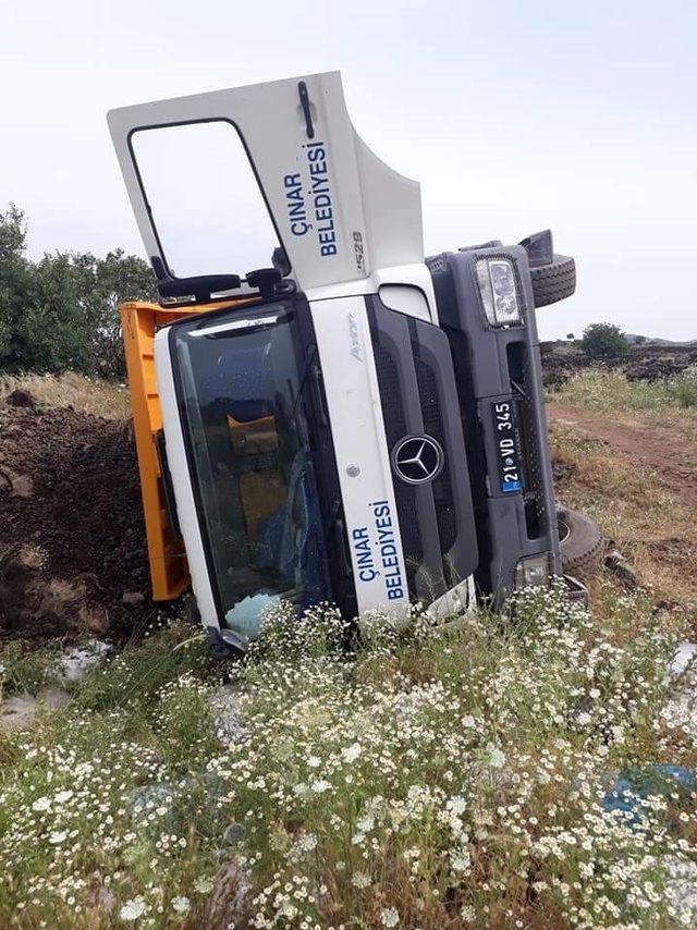 Toprak yüklü kamyon devrildi