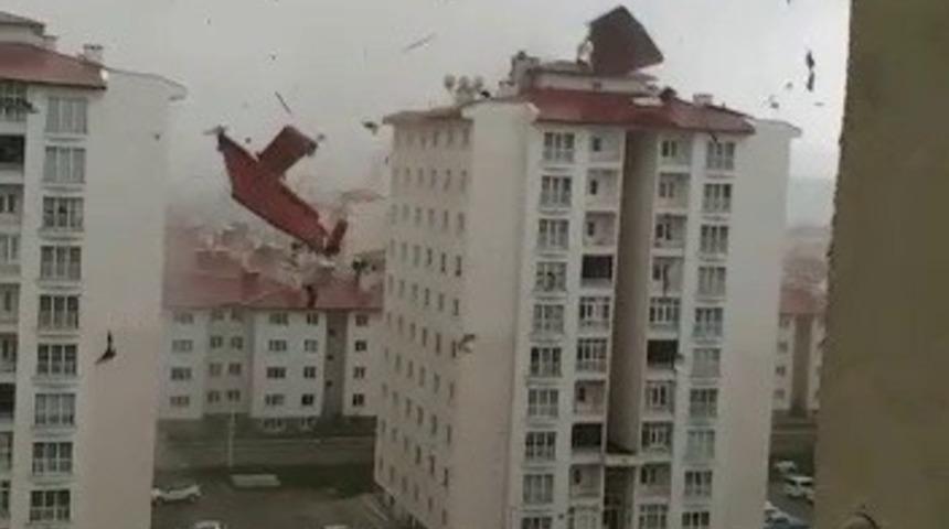 Ağrı&rsquo;da fırtına &ccedil;atıları u&ccedil;urdu