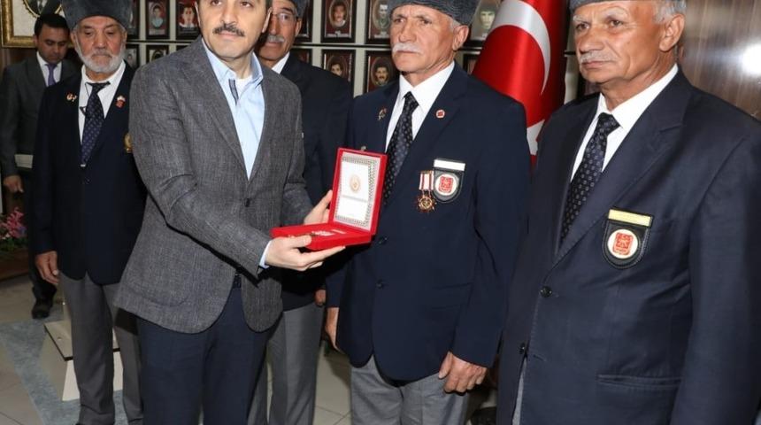 Vali &Ouml;ks&uuml;z, madalya tevcih t&ouml;renine katıldı