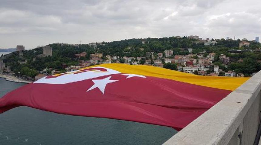 Galatasaray'ın bayrağı köprülere asıldı