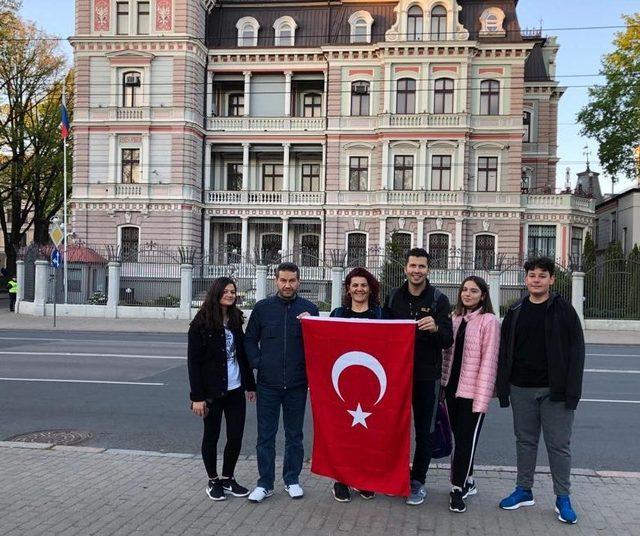 Avrupa gezisini tamamlayan öğrenciler yurda döndü