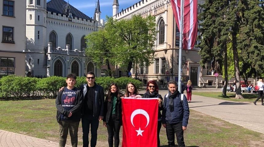 Avrupa gezisini tamamlayan &ouml;ğrenciler yurda d&ouml;nd&uuml;