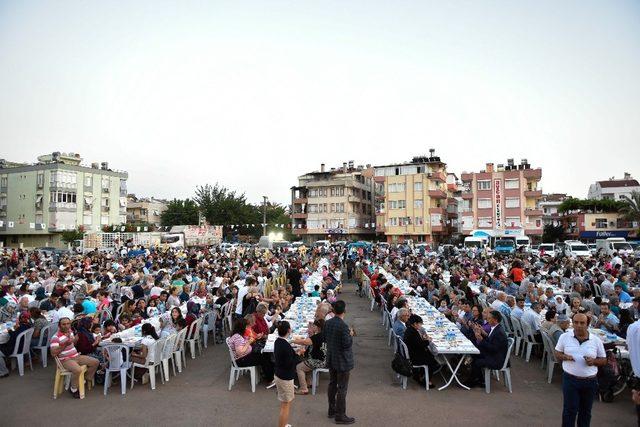 Başkan Uysal, iftarda vatandaşlarla bir araya geldi