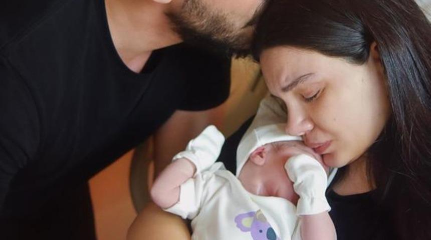 Almeda Abazi ve Tolgahan Sayışman bebeklerinin yüzünü gösterdi