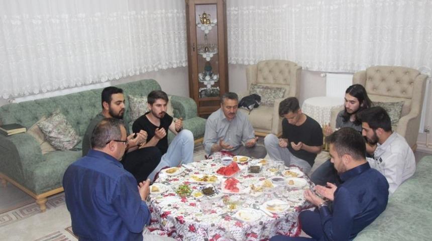 Başkan Tutal iftar sofrasında &ouml;ğrencileri evinde konuk etti