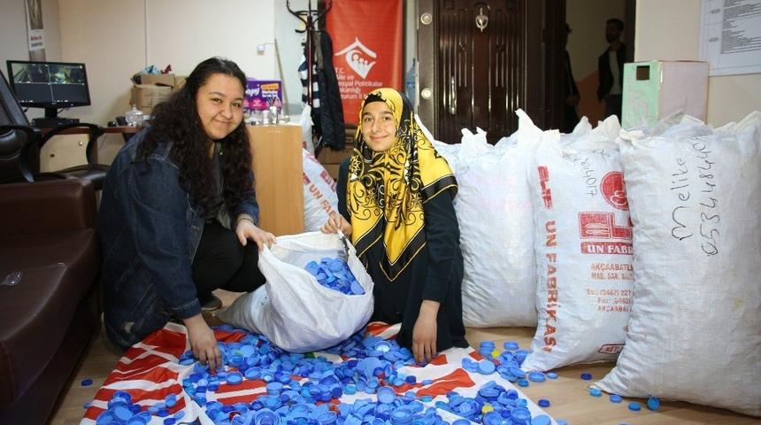 &Ouml;ğrenciler 18 un &ccedil;uvalı mavi kapak topladılar