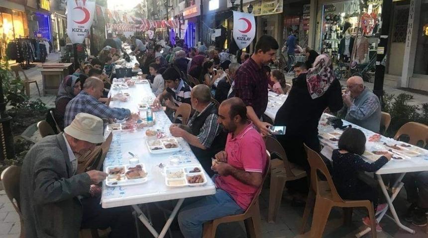 AK Parti&rsquo;den Kemalpaşa&rsquo;da iftar programı