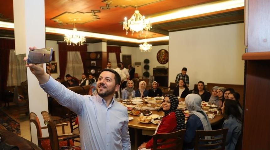 Başkan Arı, sahurda gençlerle ve vatandaşlarla bir araya geldi