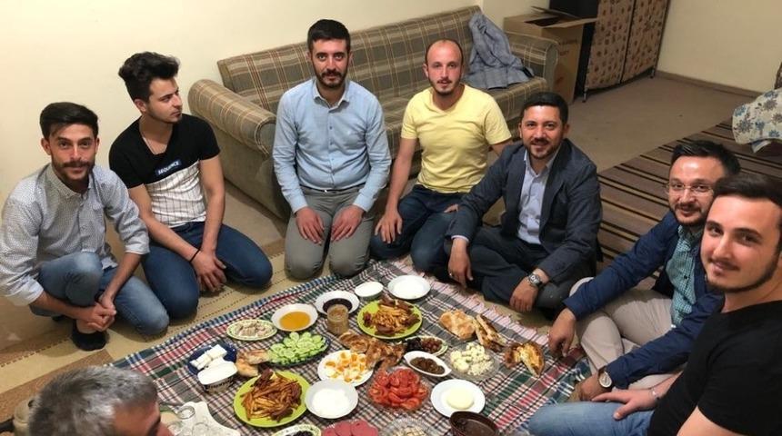 Belediye Başkanı Rasim Arı, &ouml;ğrenci evine konuk oldu