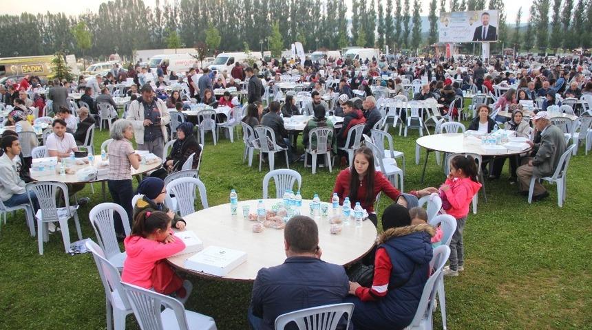 Geleneksel Sivrihisar iftarına y&uuml;zlerce vatandaş katıldı