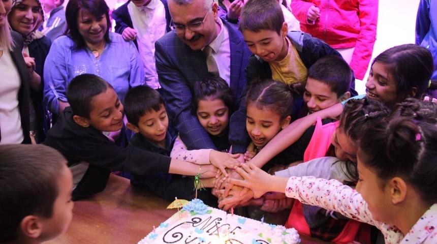 Ahlatcı, önce çocuklarla iftar yaptı, sonra pasta kesti