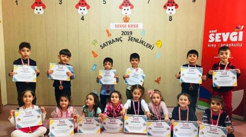 Miniklerin satranç şenliği heyecanlı oldu