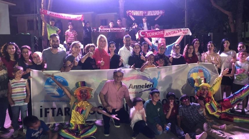 İhtiya&ccedil; sahibi aileler ve otizmli &ccedil;ocuklara iftar yemeği