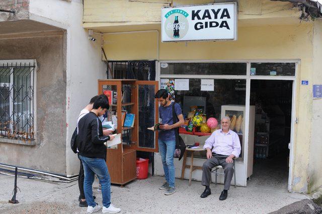 Bakkal amca, gençleri kitapla buluşturuyor