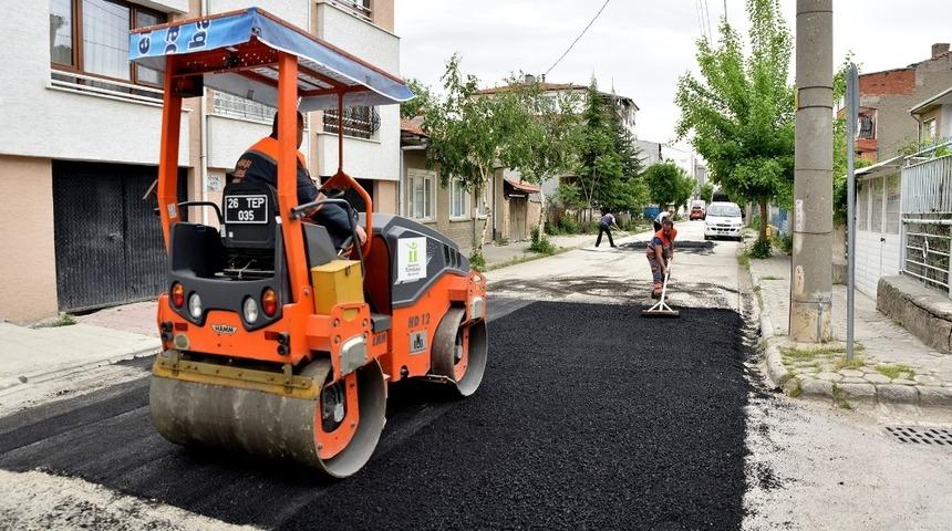 Tepebaşı Belediyesi ekiplerinin yol &ccedil;alışmaları s&uuml;r&uuml;yor