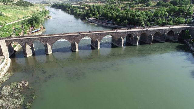 Çamurdan arınan Dicle Nehri, geçtiği yerleri güzelleştiriyor