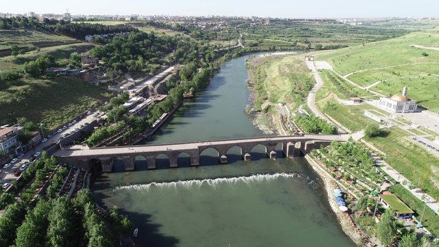 Çamurdan arınan Dicle Nehri, geçtiği yerleri güzelleştiriyor