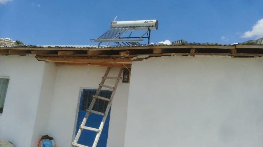 Kuvvetli r&uuml;zgar &ccedil;atıları u&ccedil;urdu