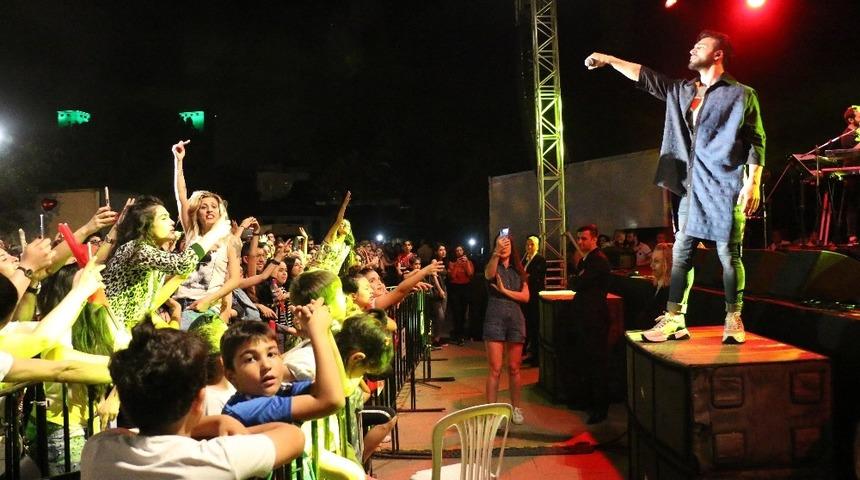 Emre Kaya şarkılarıyla Antalyalıları coşturdu