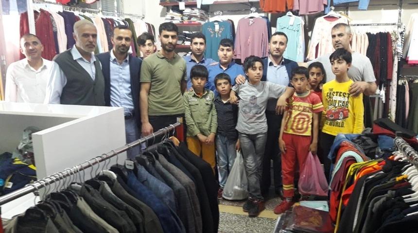 Dicle&rsquo;de 436 &ccedil;ocuğa bayramlık giysi hediye edildi