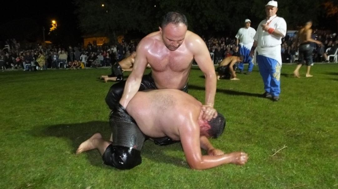 Burhaniye&rsquo;de gece g&uuml;reşlerini 4 bin kişi izledi