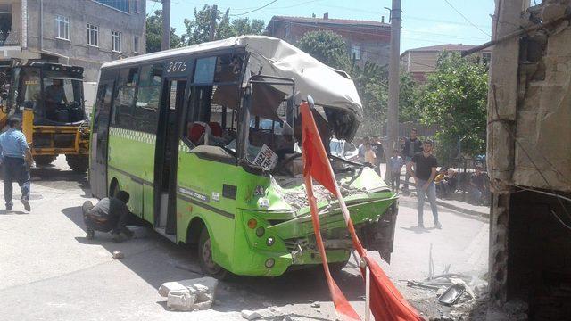 Freni boşalan halk otobüsü binaya çarptı