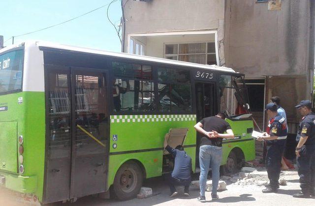 Freni boşalan halk otobüsü binaya çarptı