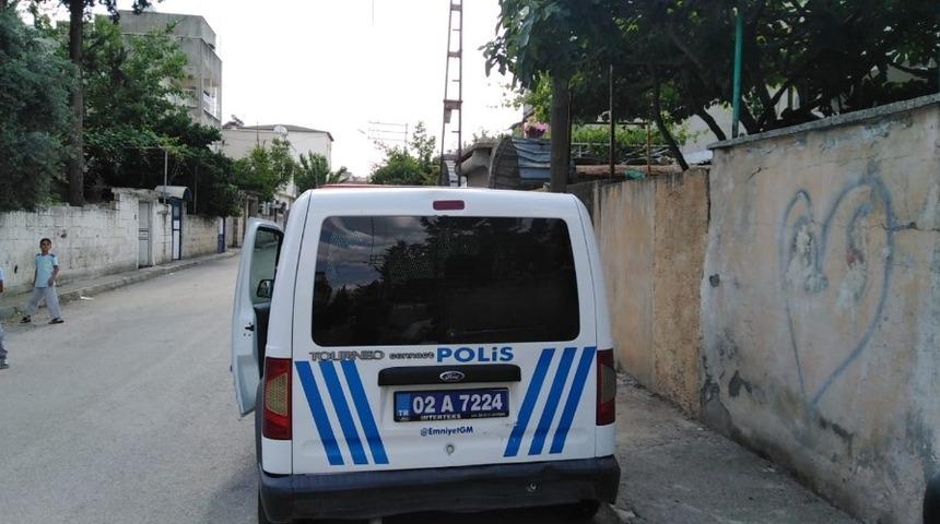 Asma yaprağı toplarken  korkuluktan d&uuml;şt&uuml;