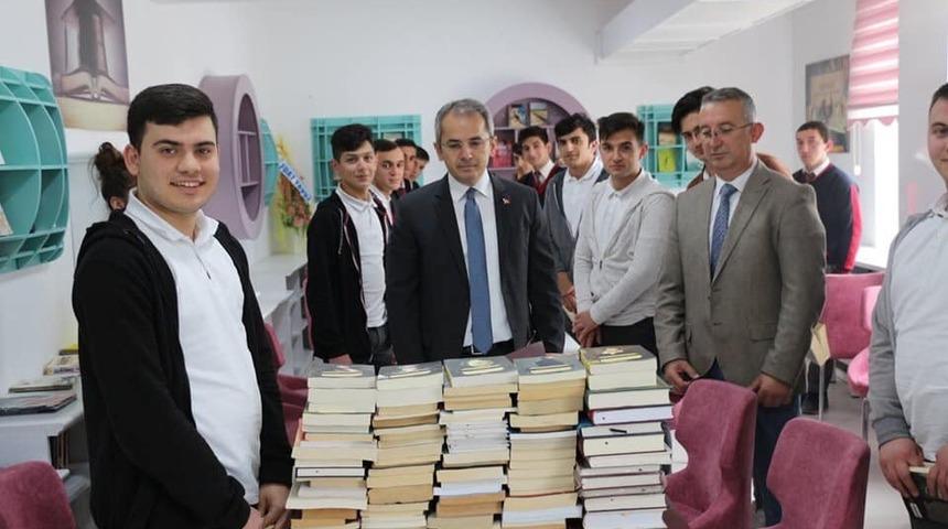 Kaymakam Pişkin, &ouml;ğrencilerle kitap okudu