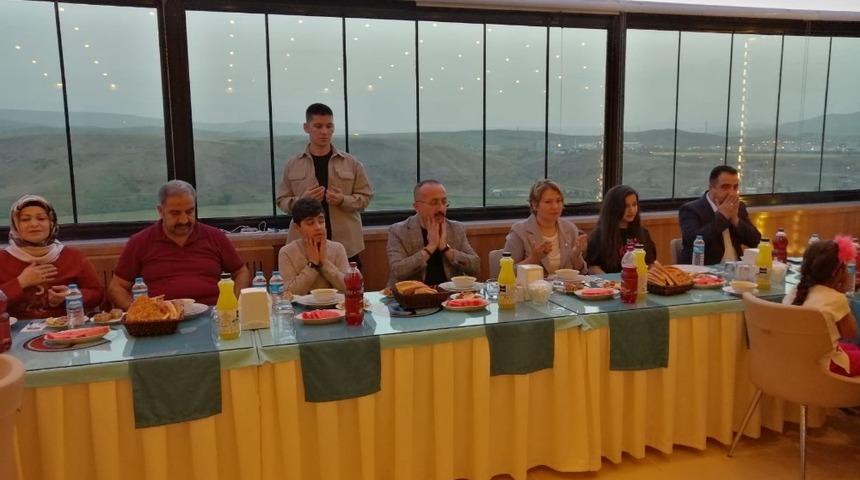 Vali Atik, sevgi evlerindeki &ccedil;ocuklarla iftar a&ccedil;tı
