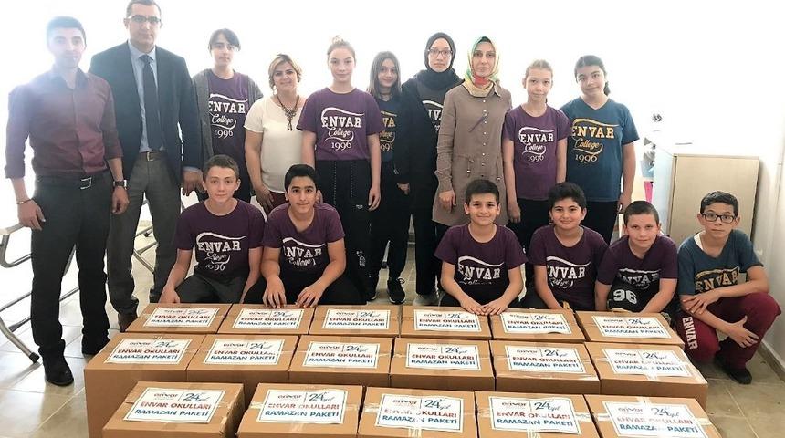 &Ouml;ğrenciler ramazan paketi hazırlayıp dağıttı