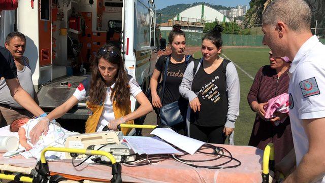 Ambulans helikopterle hastaneye sevk edilen Eflin'in annesinin gözyaşları