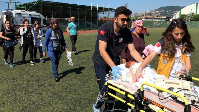 Ambulans helikopterle hastaneye sevk edilen Eflin'in annesinin gözyaşları