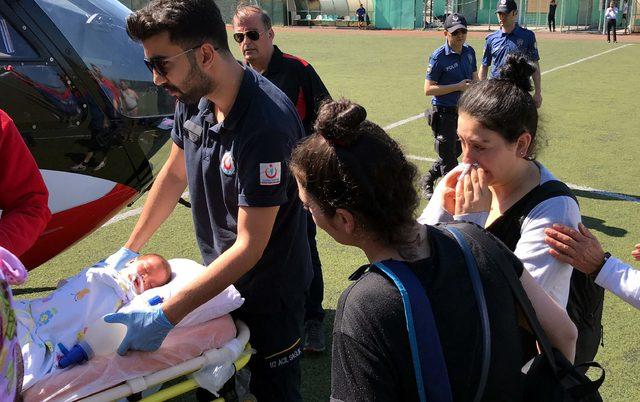 Ambulans helikopterle hastaneye sevk edilen Eflin'in annesinin gözyaşları